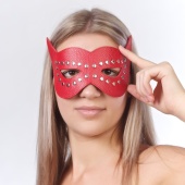 Красная маска на глаза с разрезами и заклепками