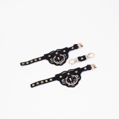 Черные кожаные наручники с клепками, кольцами и золотистой фурнитурой