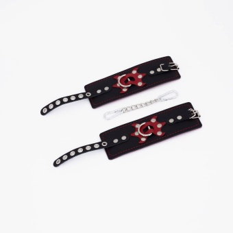Черные кожаные наручники с красным декором и строчкой