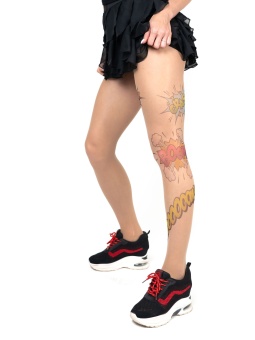 Колготки с принтом в виде цветных спич-баббл на левой ножке