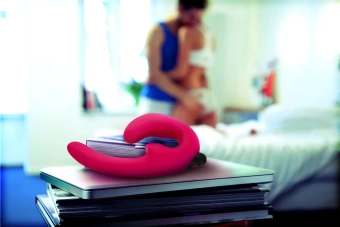 Безремневой анатомический страпон с вибрацией Fun Factory Sharevibe розовый