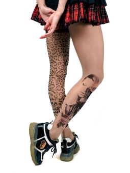 Колготки с леопардовым принтом с одной стороны и девушкой с другой