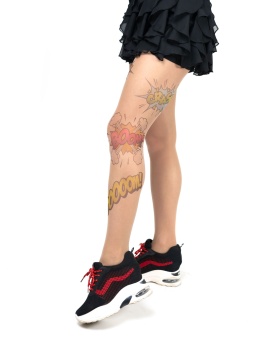 Колготки с принтом в виде цветных спич-баббл на левой ножке