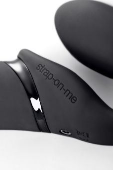 Безремневой страпон с вибрацией и пультом управления Strap-on-me M чёрный