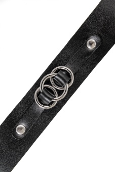 Черный чокер-ошейник со связанными кольцами на подложке