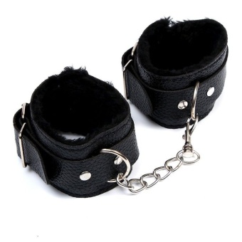 Черные наручники с меховой подкладкой