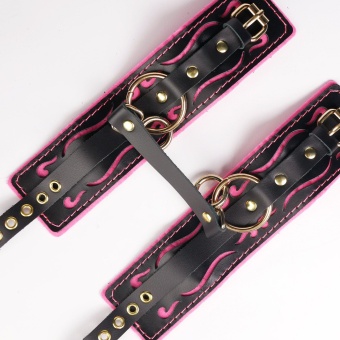 Черные кожаные оковы с розовой строчкой