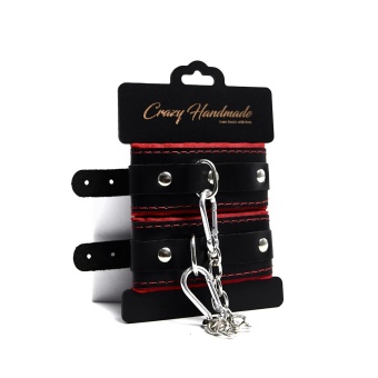 Черные наручники с красной подкладкой, строчками и скругленными ремешками