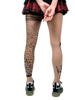 Колготки с леопардовым принтом с одной стороны и девушкой с другой