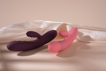 Вибратор-кролик Svakom Avery с возвратно поступательными движениями розовый