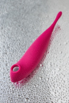 Двухсторонний вакуумный вибростимулятор Satisfyer Twirling Pro+ с приложением малиновый