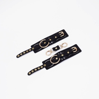Черные кожаные наручники с золотистой фурнитурой