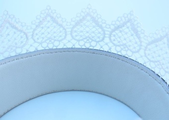 Изящный чёрный ошейник с белым кружевом