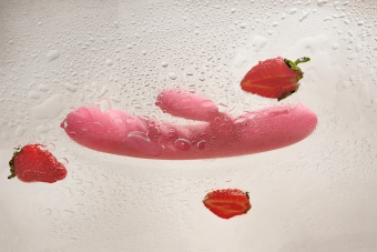 Вибратор-кролик Svakom Avery с возвратно поступательными движениями розовый