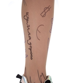 Молодежные колготки с надписями и почеркушками