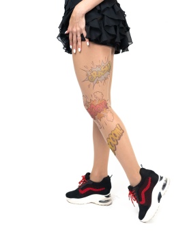 Колготки с принтом в виде цветных спич-баббл на левой ножке