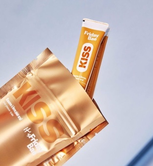 Возбуждающий бальзам для губ Friday Bae Kiss с ароматом вишни 15 мл