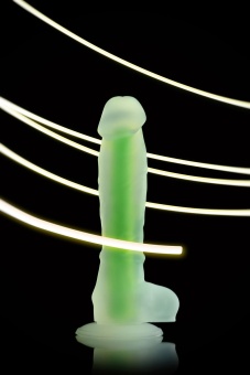 Светящийся в темноте зеленым фаллоимитатор Beyond Clark Glow - 22 см