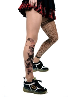 Колготки с леопардовым принтом с одной стороны и девушкой с другой